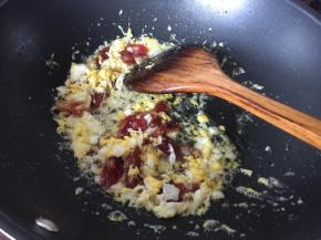 放入去好的腊肠炒