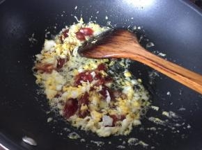 放入去好的腊肠炒