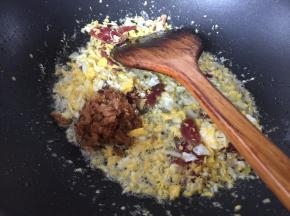 加入菜脯和泡发好的虾仁干贝炒