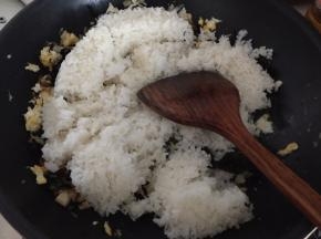 加入米饭炒