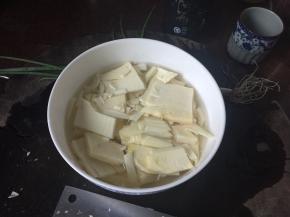春笋切片后放入白萝卜泥的盐水中浸泡一个小时