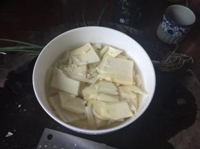 春笋切片后放入白萝卜泥的盐水中浸泡一个小时