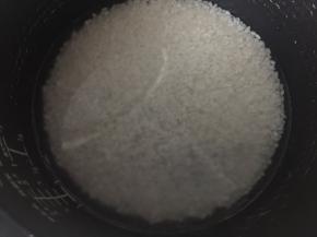 大米洗净后浸泡半小时