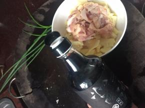 然后将浸泡好春笋的盐水沥干，放入切块洗净的鸡腿肉，加入生抽