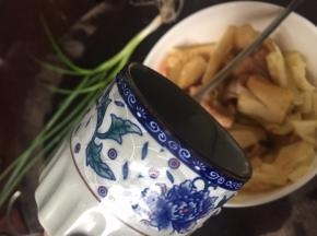 倒入清酒
