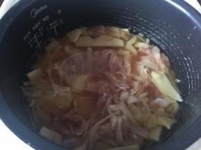 然后放入电饭锅中拌均