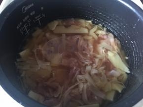 然后放入电饭锅中拌均