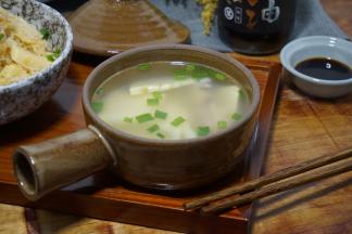 鸡腿骨则做成笋汤，完全不浪费哦