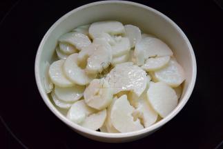 山药去皮切块，上锅蒸熟