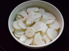 山药去皮切块，上锅蒸熟