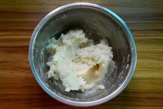 蒸熟后的山药压成泥