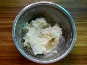 蒸熟后的山药压成泥