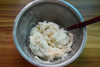 加入盐和面粉拦均匀再揉成团