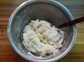 加入盐和面粉拦均匀再揉成团