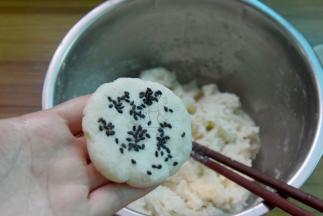 做成山药饼，两面各沾少许芝麻