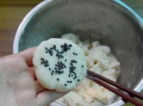 做成山药饼，两面各沾少许芝麻