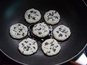 锅中加少许油稍加热，放入山药饼先煎一面金黄