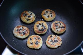 反面再煎另一面至金黄即可