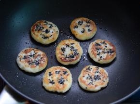反面再煎另一面至金黄即可