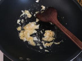 锅里热油后放入鸡蛋液炒散