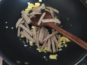 然后放入午餐肉炒香