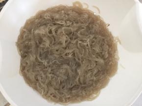 粉签先用煮开的水焯软，然后过冷水