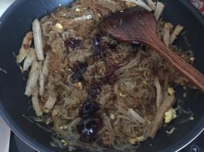 加入粉签翻炒出香味后加入生抽和蚝油翻炒均匀