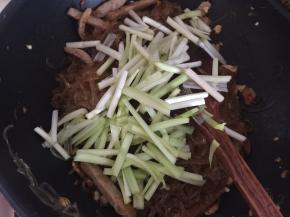 加入白韭菜炒