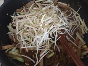 加入豆芽翻炒均匀