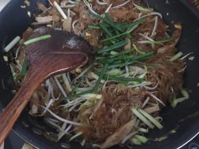 最后加入葱段和胡椒粉翻炒均匀