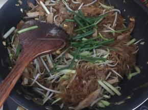 最后加入葱段和胡椒粉翻炒均匀