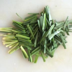 韭菜洗干净，沥去水份，切小段。