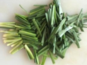 韭菜洗干净，沥去水份，切小段。
