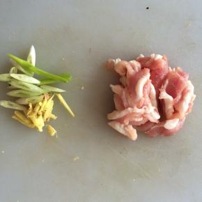肉切薄片，葱姜备用。