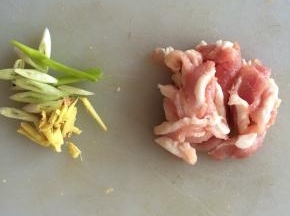 肉切薄片，葱姜备用。