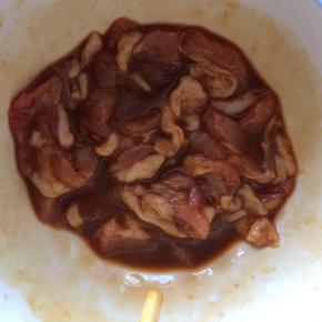 肉用淀粉、少许酱油腌制15分钟。