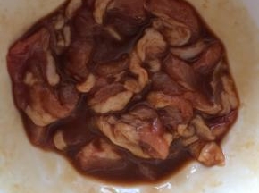 肉用淀粉、少许酱油腌制15分钟。