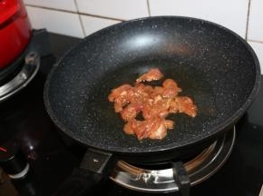 锅内倒入适量食用油，先煸炒肉片，肉片变色后放入葱姜爆香。