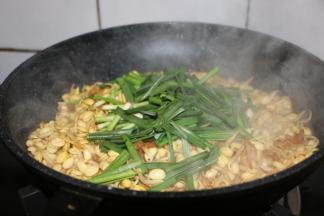 出锅前放入韭菜段，翻炒几下，即可出锅。