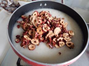 上锅煮在加入红枣