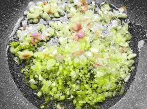 锅里放适量的油，放入剁碎的葱头蒜头，煎至金黄色，不要过火了，金黄色最佳，闻起来很香