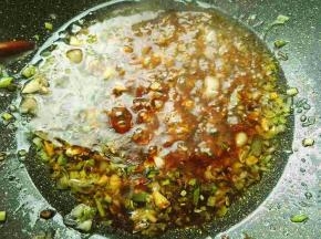 煮好的调料，放一边，一会拌饺子馅用