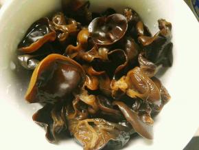 干木耳泡发，洗干净，分别和红萝卜放入料理机打碎