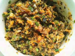 倒入刚刚煮好的调料汁，搅拌均匀，饺子馅就做好了，准备揉面