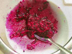 一个150克的火龙果，过筛取汁用，可以过滤出80克的火龙果汁