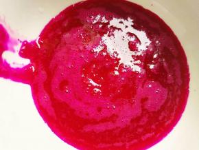 过滤好的火龙果汁，颜色鲜艳