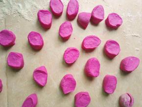 将面团揉成长条，切出你需要的大小，按扁，擀面杖擀薄