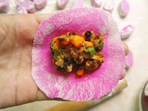 放入饺子馅，按照你会的方法包起来，我就随便包了，反正一会要吃的～～你们别介意哈