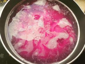 锅里烧开水，放入饺子，煮到饺子飘起来，就可以捞起来开吃啦