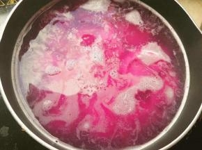 锅里烧开水，放入饺子，煮到饺子飘起来，就可以捞起来开吃啦